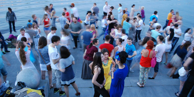 Танцы - сальсатека на берегу городского пруда Екатеринбурга