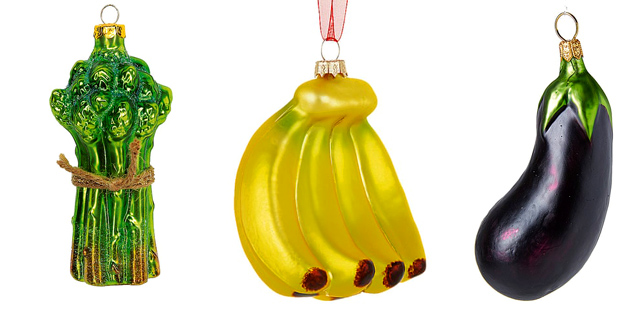 Елочные новогодние игрушки. Салат, бананы, баклажан