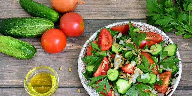 Салат: помидоры, огурец, лук, петрушка, растительное оливковое масло