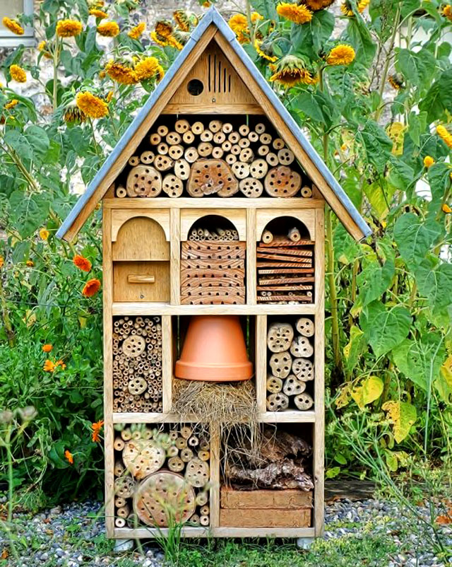 Домик для полезных насекомых в саду, на даче