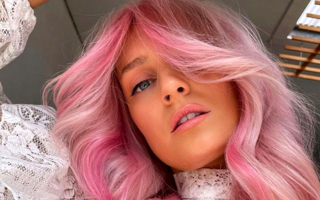 Женщина: розовый цвет волос