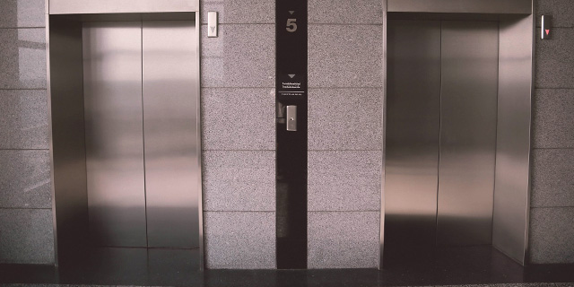 Лифт в подъезде