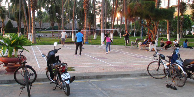 Фото: Нячанг - спорт, здоровье и здоровый образ жизни вьетнамцев. бадминтон