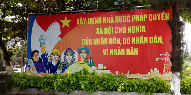 Фото: Социализм во Вьетнаме. Плакаты в Нячанге