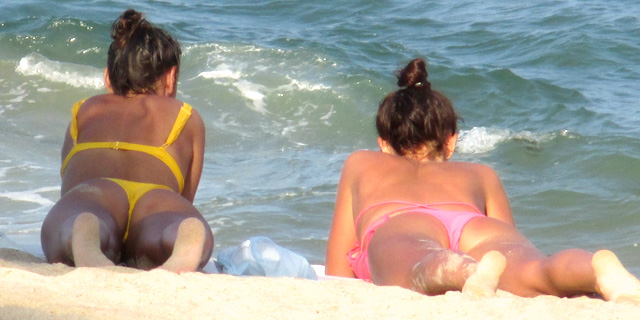 Девушки в купальниках на пляже