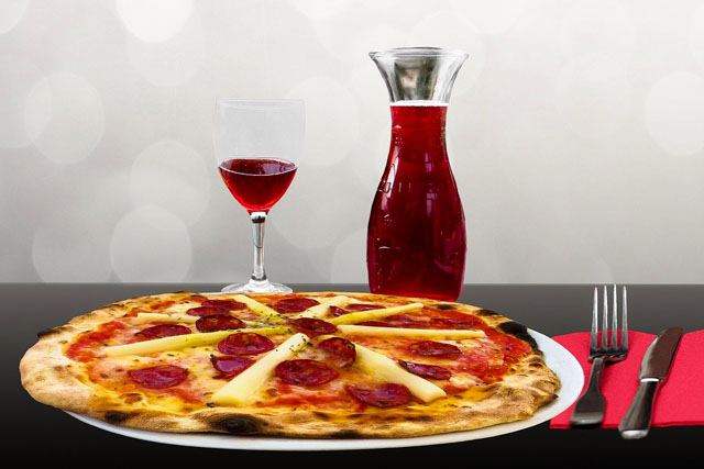 Италия: пицца и красное вино