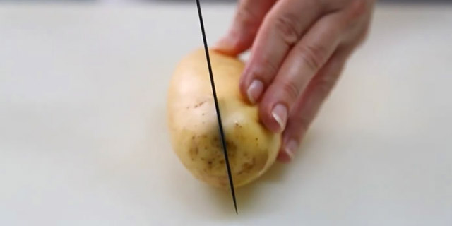 Запеченный картофель в духовке. Разрезать