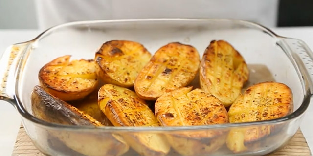 Запеченный картофель в духовке. Рецепт с фото