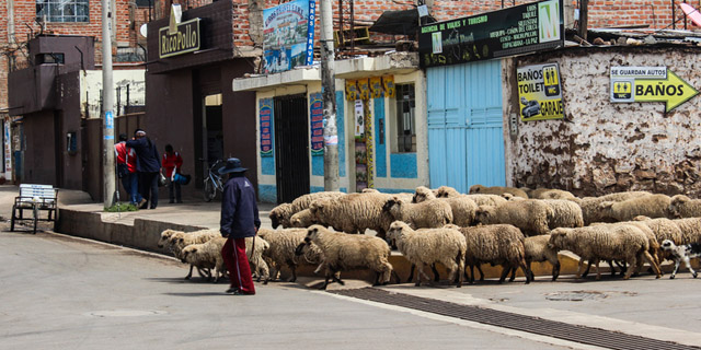 Перу. Типичная улица города Пуно