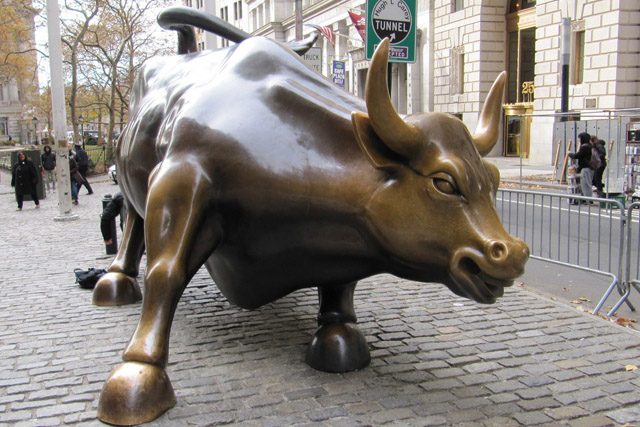 Бронзовая статуя «Атакующий бык» на Уолл-стрит в Нью-Йорке