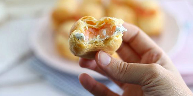 Закуска: профитроли с лососем и сливочным сыром