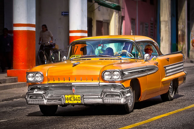 Куба: яркий автомобиль оранжевого цвета