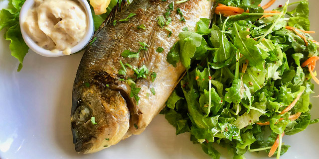 Рыба с зеленым салатом в средиземноморской диете против старения
