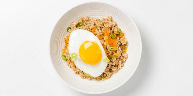 Фитнес-завтрак и обед: овсянка с яйцом и луком