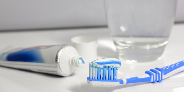Как убрать неприятный запах изо рта: чистка зубов два раза в день
