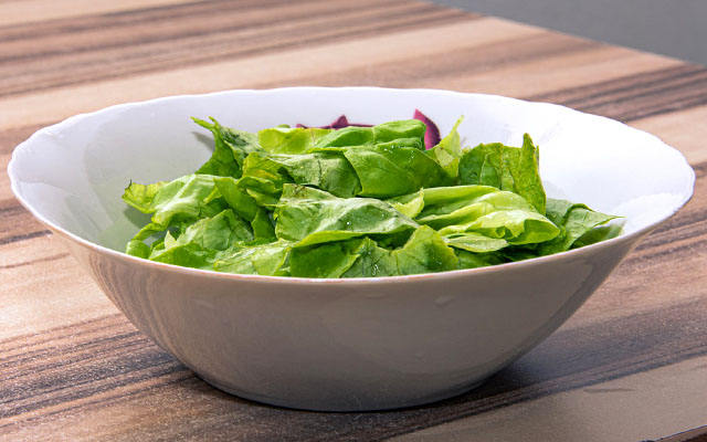 Самый простой рецепт салата из зеленого салата