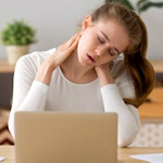 Сидячая работа приводит к остеохондрозу и головным болям