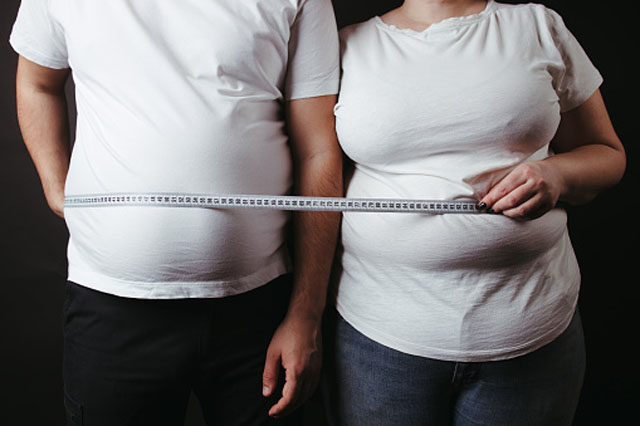 Мужчина и женщина с жиром на животе