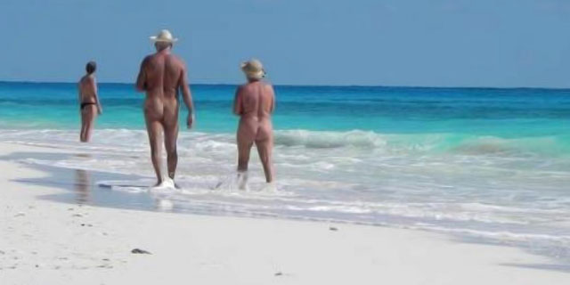 Пожилые нудисты на пляже
