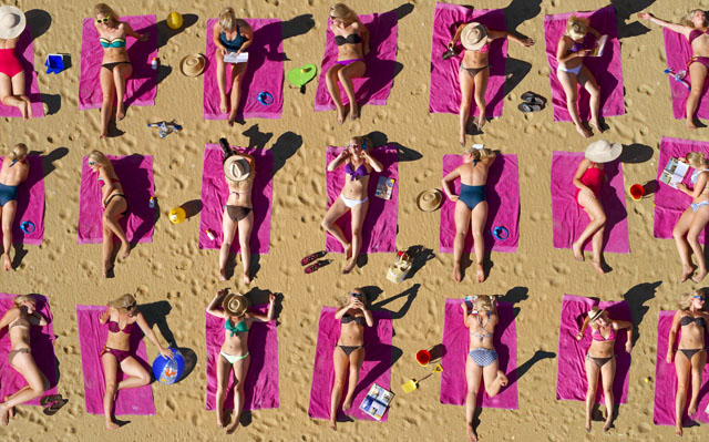 Девушки в купальниках на пляже