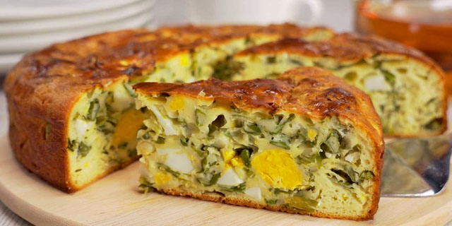 Заливной пирог с зеленым луком и яйцом: простой рецепт на кефире в духовке