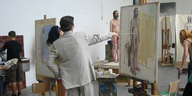 Фото. Художницы рисуют натурщиков