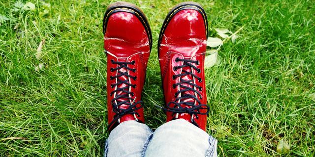 Фото. Красные ботиночки для сказки про сапожника