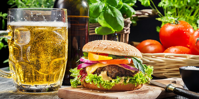 Пиво и гамбургер для здоровья мужчины