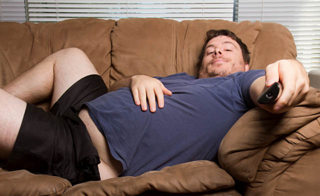 Ленивый мужчина на диване: ожирение