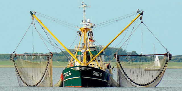Рыболовецкое судно, оснащенное сетью