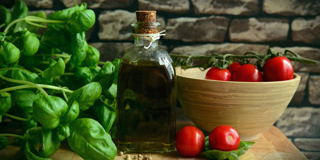 Оливковое масло, базилик, помидоры