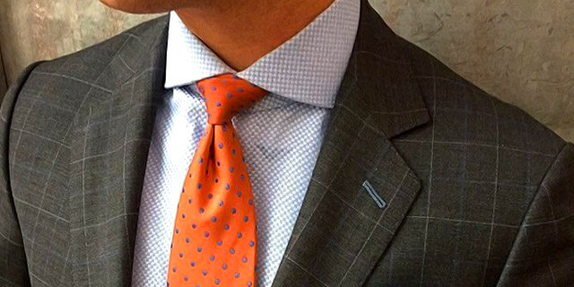 Оранжевый галстук в гардеробе мужчины