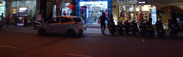 Нячанг, Вьетнам - вечерняя улица на третьей линии европейского квартала