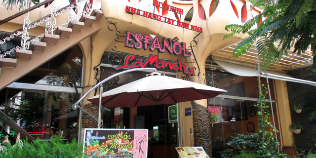 Фото: Сальса и бачата в Нячанге, ресторан Espanol La Mancha