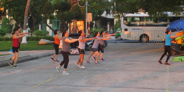Фото: Нячанг - спорт, здоровье и здоровый образ жизни вьетнамцев. Танцевальная разминка