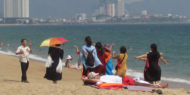 Фото: Вьетнам, Начанг - китайцы на городском пляже у моря