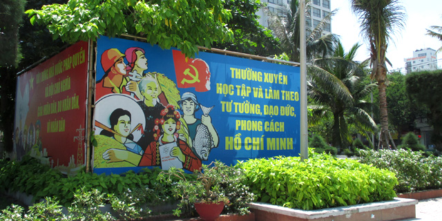 Фото: Социализм во Вьетнаме. Плакаты в Нячанге у городского пляжа