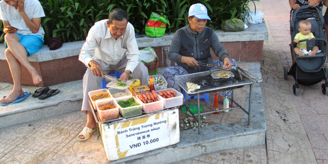 Фото: Где вкусно и недорого поесть в Нячанге. Жареные блинчики на перепелиных яйцах