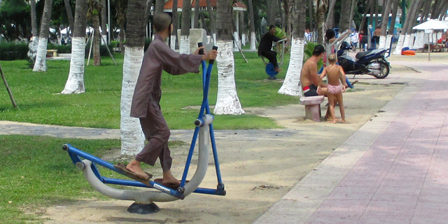 Фото: Нячанг - спорт, здоровье и здоровый образ жизни вьетнамцев. Занятия на тренажере