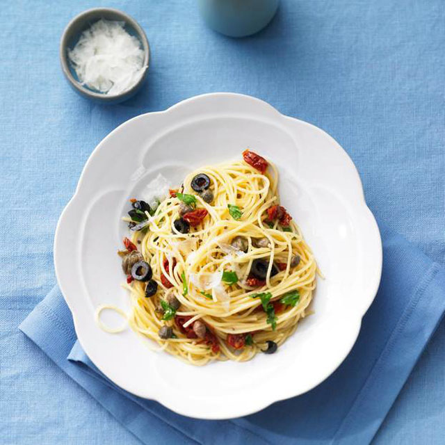 Спагетти с помидорами и оливками