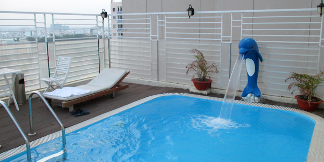 Фото: отель Golden Beach, Нячанг, hotel Golden Beach,  Nha Trang - бассейн с дельфином