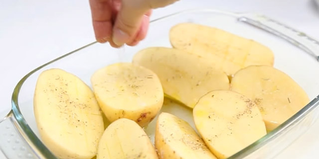 Запеченный картофель в духовке. Посыпать солью и специями